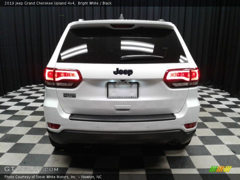 Bright White / Black 2019 Jeep Grand Cherokee Upland 4x4