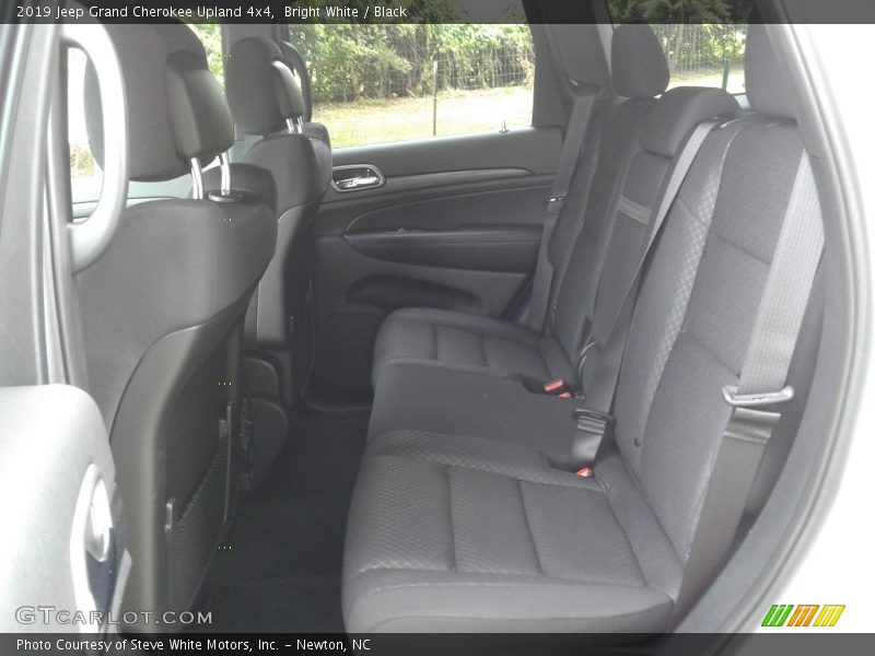 Bright White / Black 2019 Jeep Grand Cherokee Upland 4x4