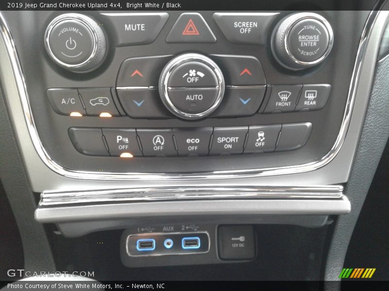 Bright White / Black 2019 Jeep Grand Cherokee Upland 4x4