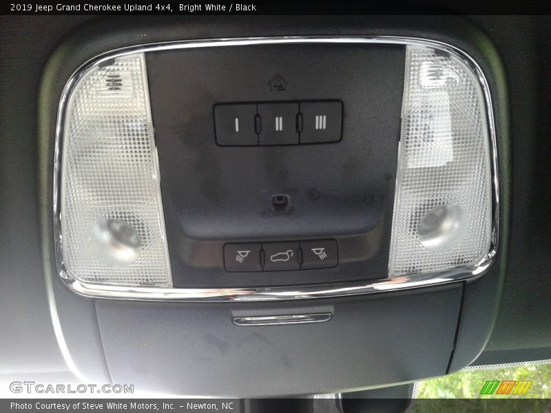 Bright White / Black 2019 Jeep Grand Cherokee Upland 4x4