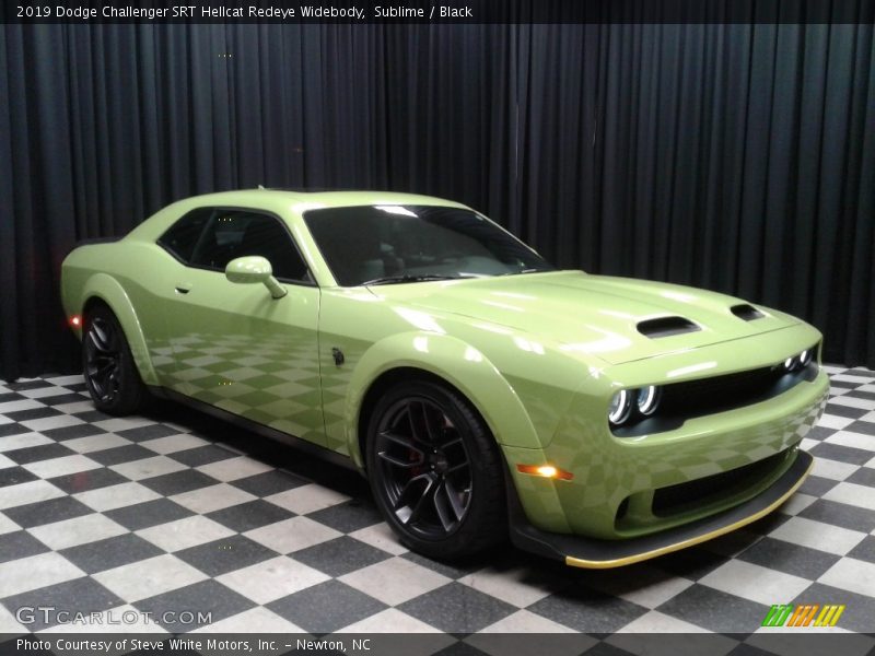 Front 3/4 View of 2019 Challenger SRT Hellcat Redeye Widebody