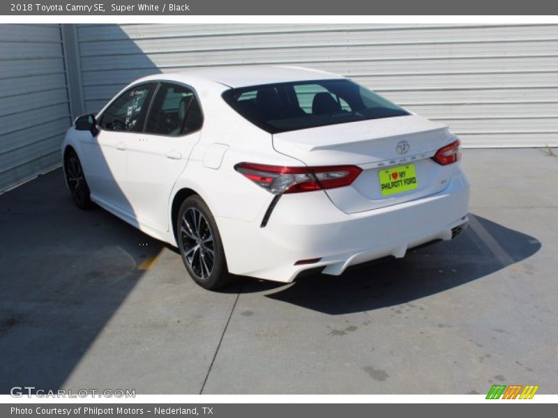 Super White / Black 2018 Toyota Camry SE