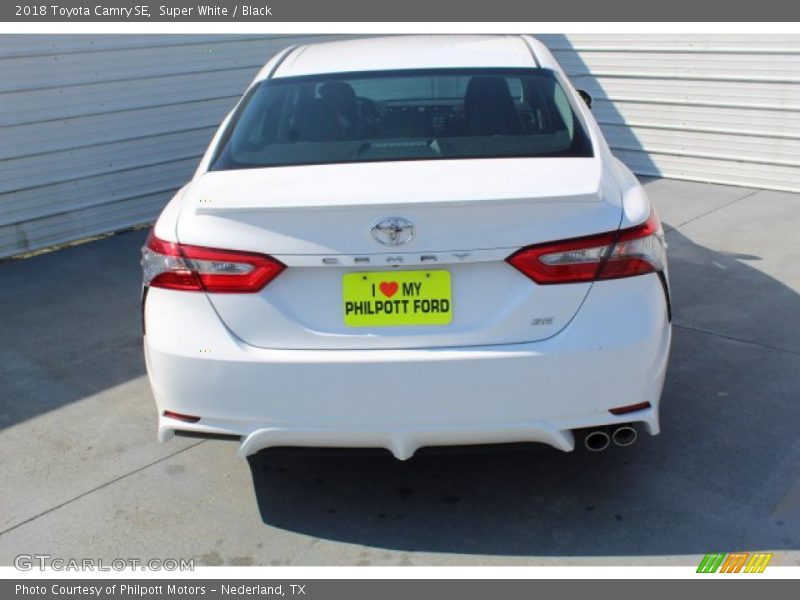 Super White / Black 2018 Toyota Camry SE