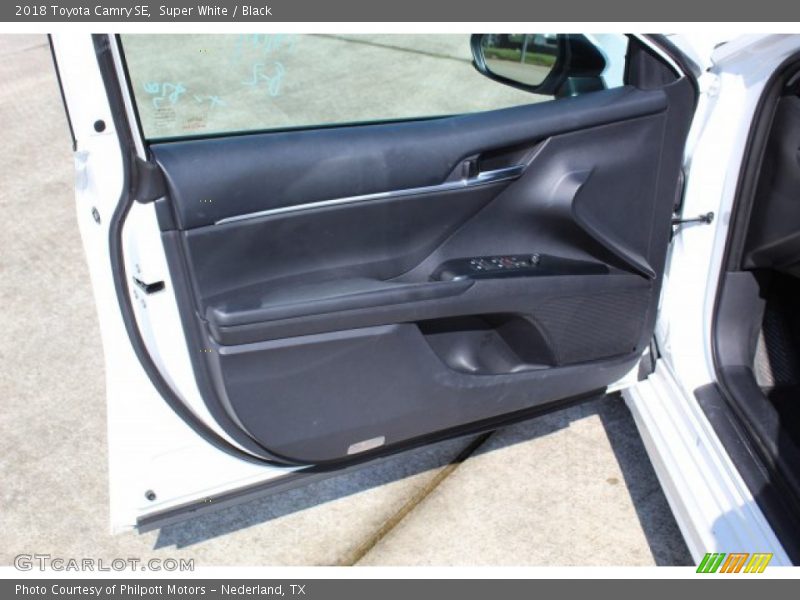 Super White / Black 2018 Toyota Camry SE