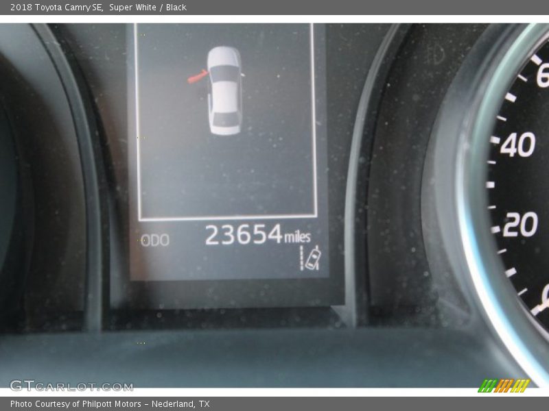 Super White / Black 2018 Toyota Camry SE