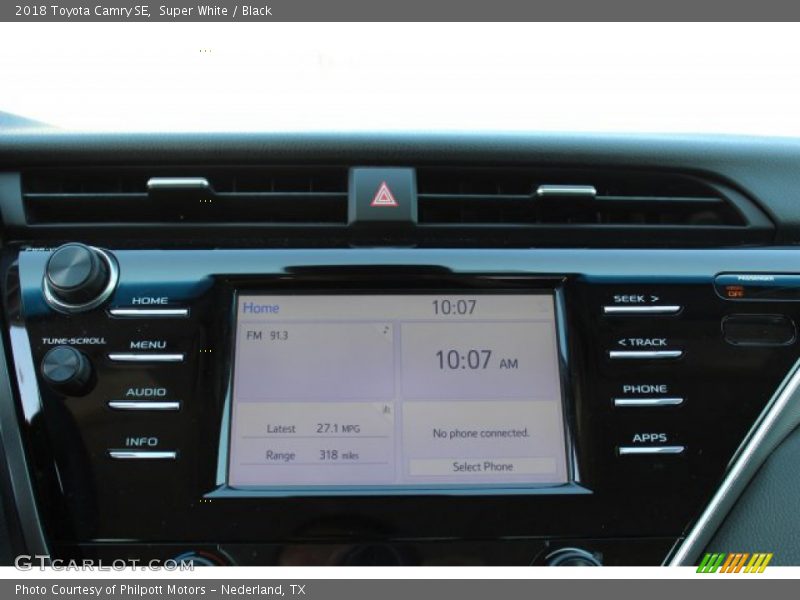 Super White / Black 2018 Toyota Camry SE