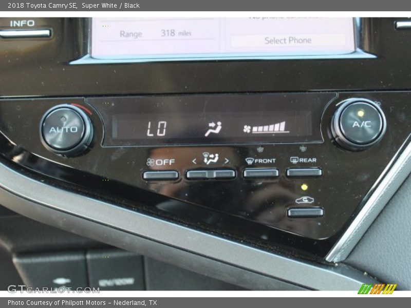 Super White / Black 2018 Toyota Camry SE