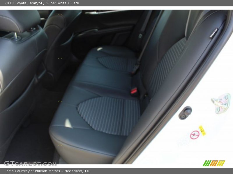 Super White / Black 2018 Toyota Camry SE