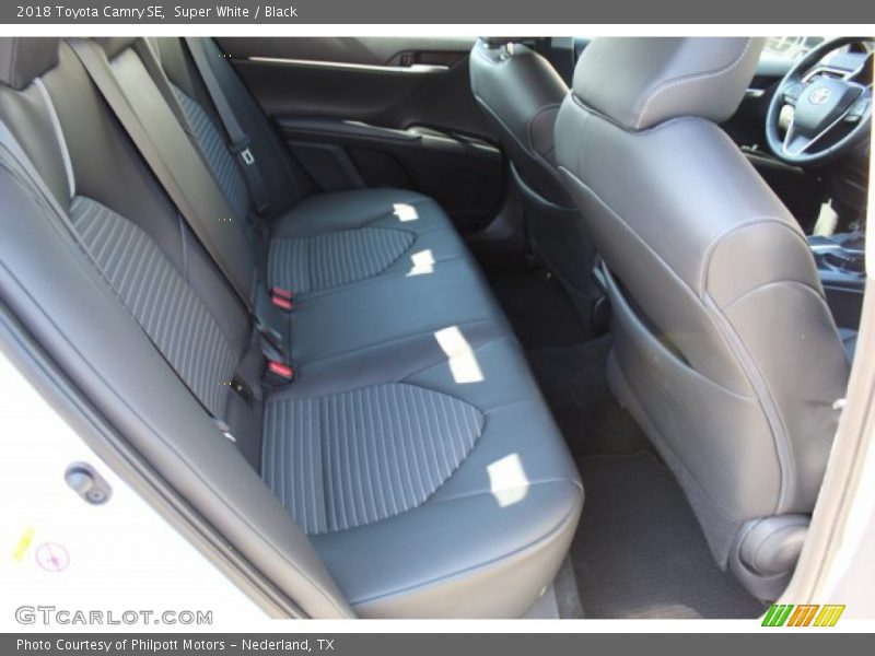 Super White / Black 2018 Toyota Camry SE