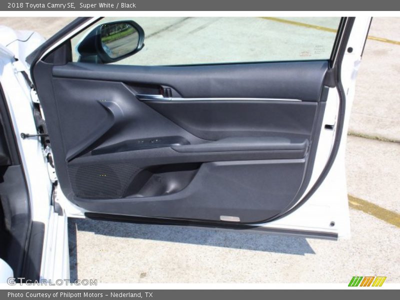Super White / Black 2018 Toyota Camry SE