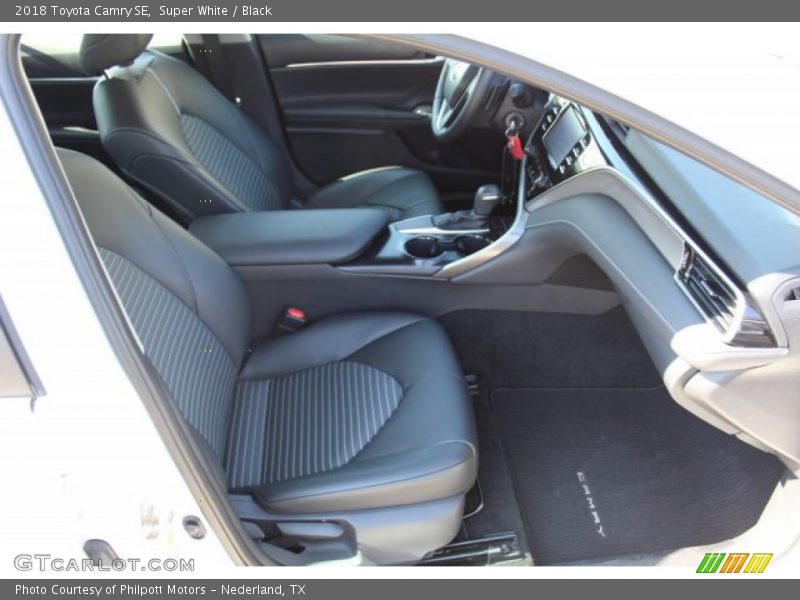 Super White / Black 2018 Toyota Camry SE