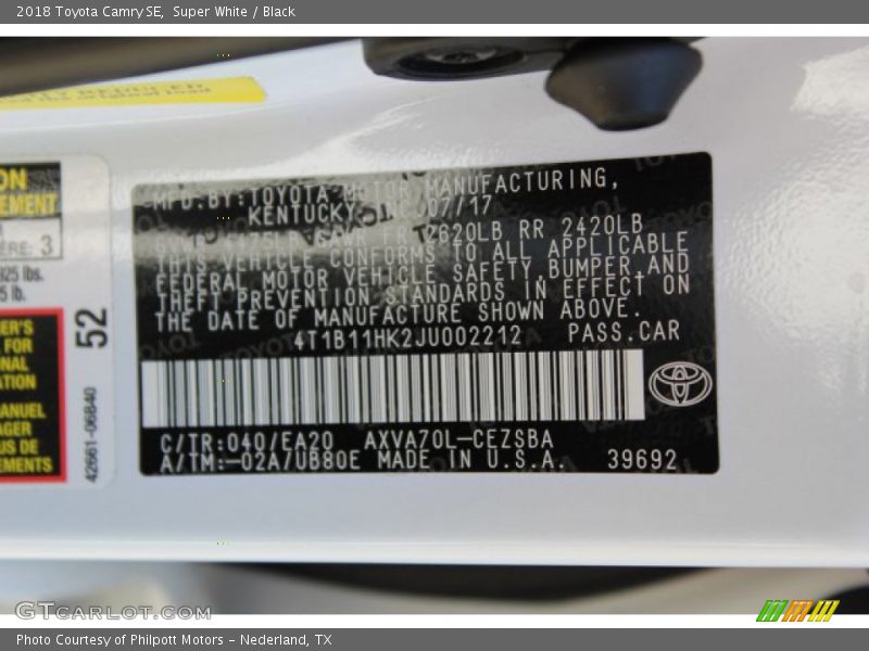 Super White / Black 2018 Toyota Camry SE