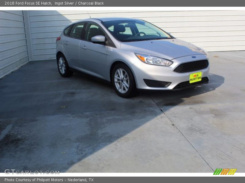 Ingot Silver / Charcoal Black 2018 Ford Focus SE Hatch