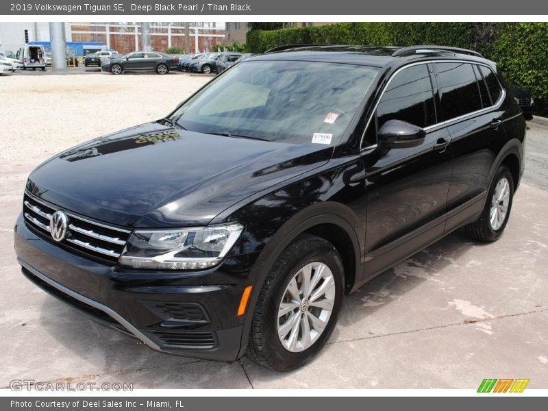 Deep Black Pearl / Titan Black 2019 Volkswagen Tiguan SE
