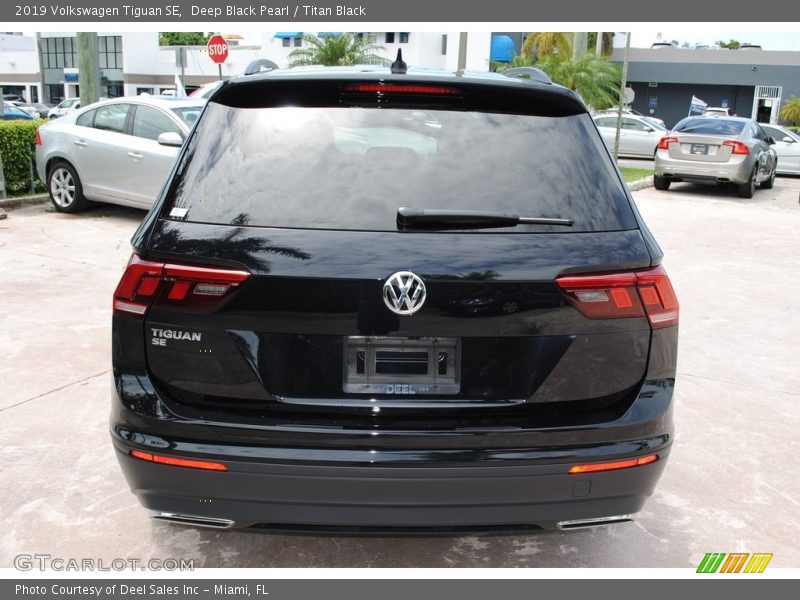 Deep Black Pearl / Titan Black 2019 Volkswagen Tiguan SE