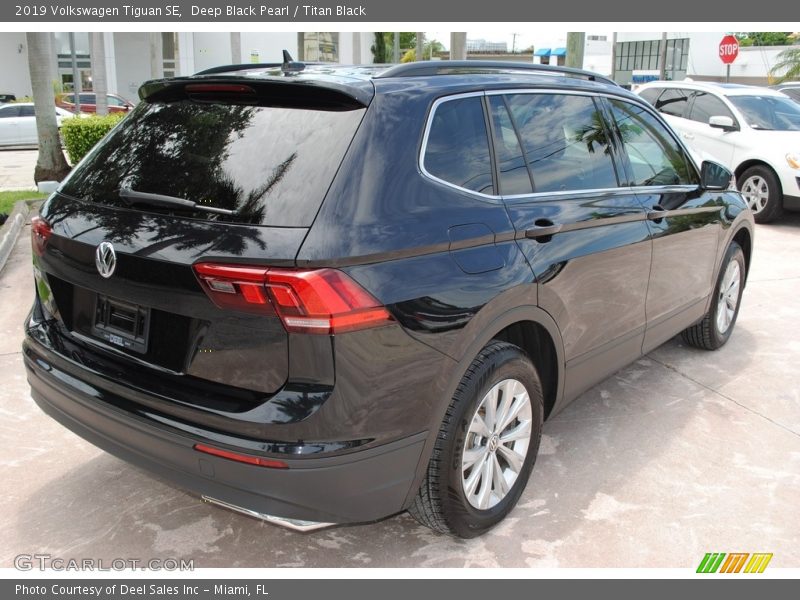 Deep Black Pearl / Titan Black 2019 Volkswagen Tiguan SE