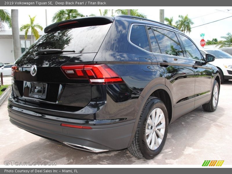 Deep Black Pearl / Titan Black 2019 Volkswagen Tiguan SE