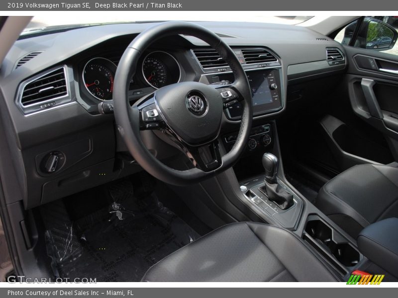 Deep Black Pearl / Titan Black 2019 Volkswagen Tiguan SE