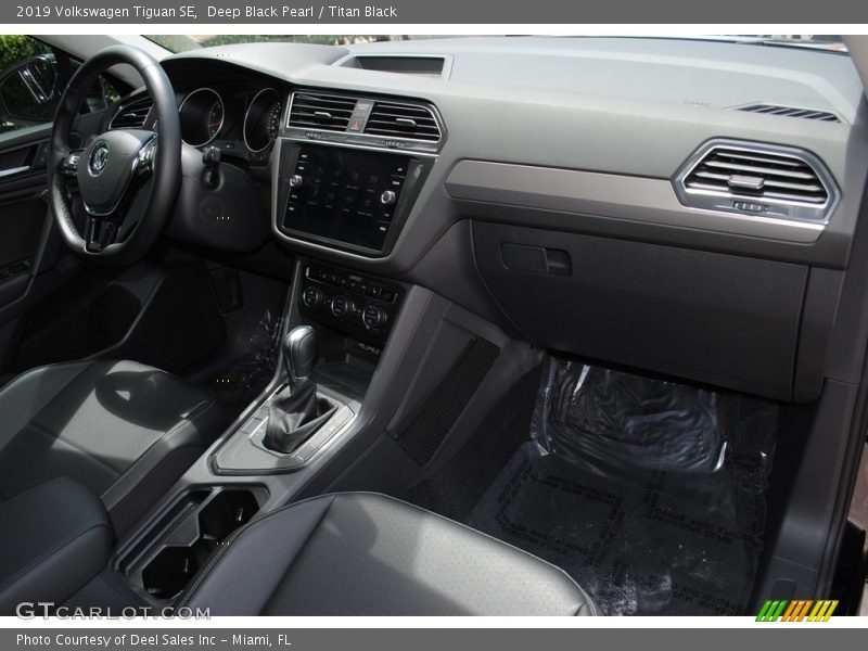 Deep Black Pearl / Titan Black 2019 Volkswagen Tiguan SE