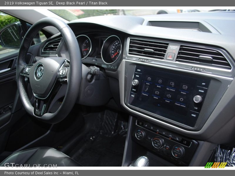 Deep Black Pearl / Titan Black 2019 Volkswagen Tiguan SE
