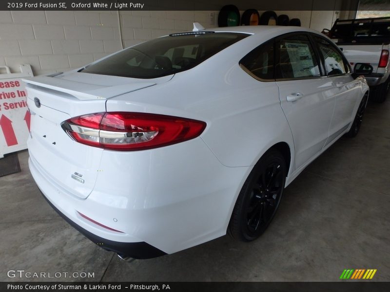 Oxford White / Light Putty 2019 Ford Fusion SE