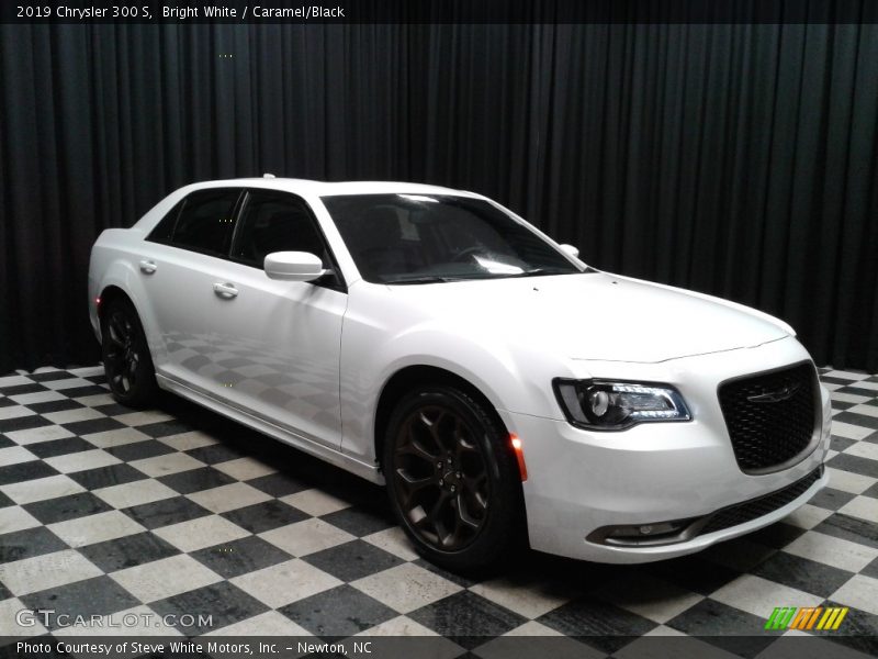 Bright White / Caramel/Black 2019 Chrysler 300 S