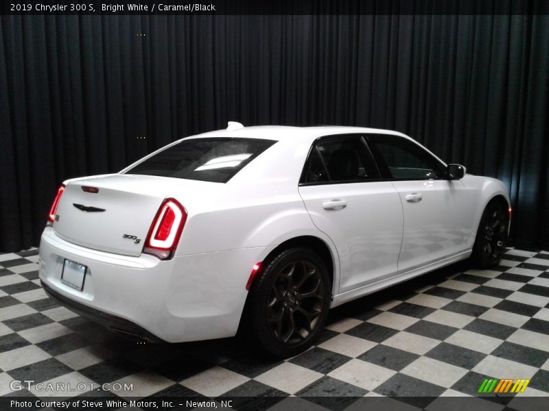 Bright White / Caramel/Black 2019 Chrysler 300 S