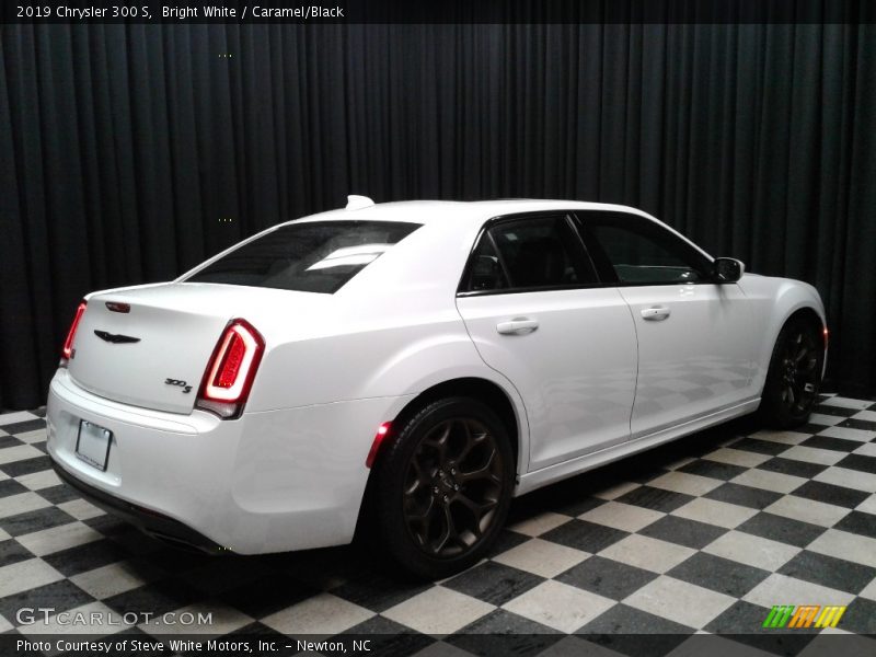 Bright White / Caramel/Black 2019 Chrysler 300 S