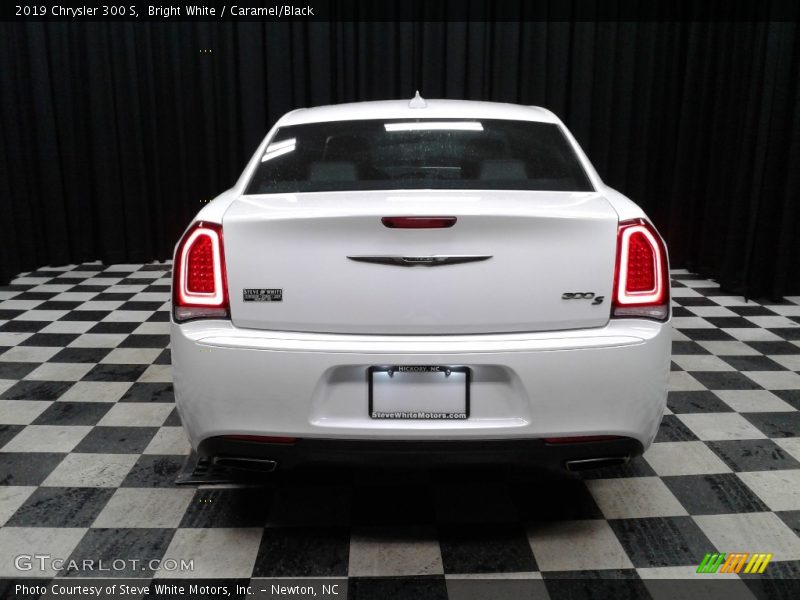Bright White / Caramel/Black 2019 Chrysler 300 S