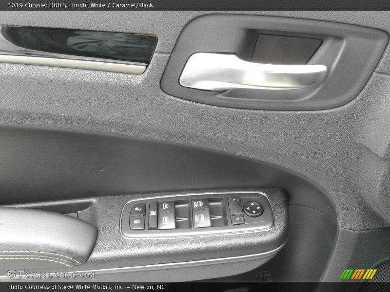 Bright White / Caramel/Black 2019 Chrysler 300 S