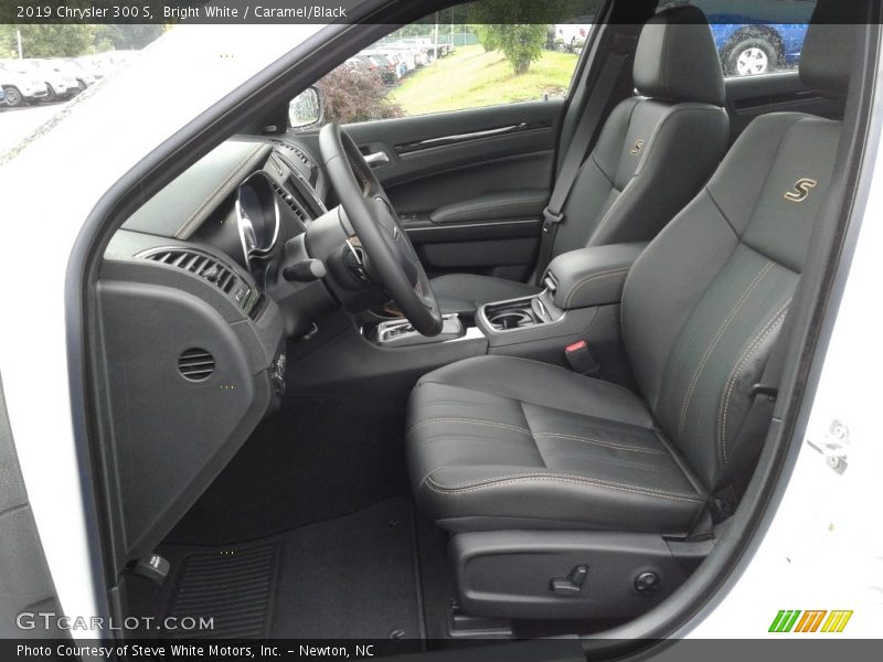 Bright White / Caramel/Black 2019 Chrysler 300 S