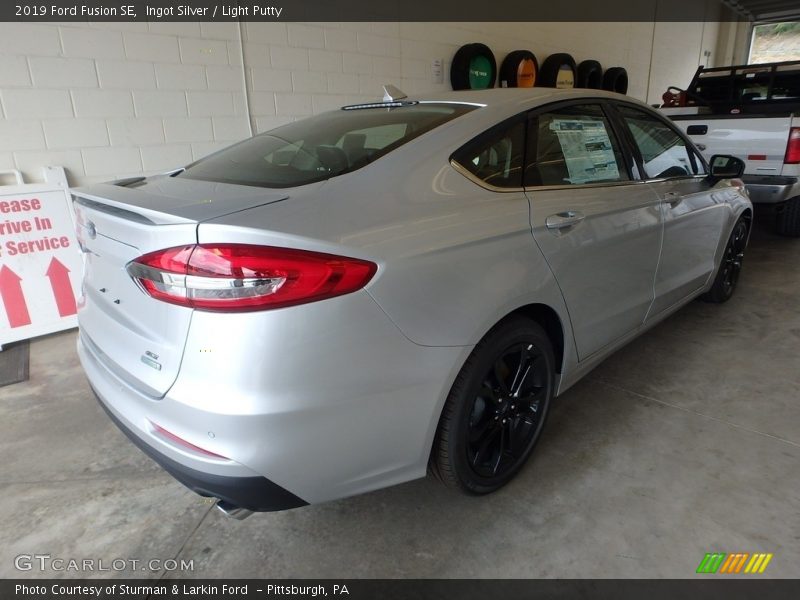 Ingot Silver / Light Putty 2019 Ford Fusion SE