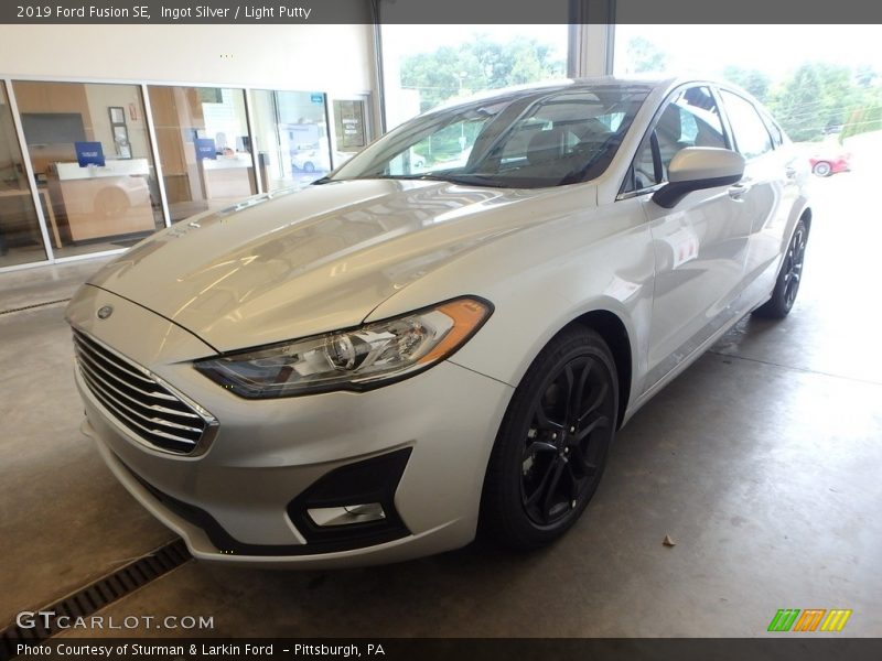 Ingot Silver / Light Putty 2019 Ford Fusion SE