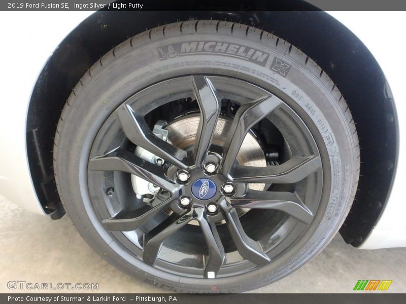 Ingot Silver / Light Putty 2019 Ford Fusion SE