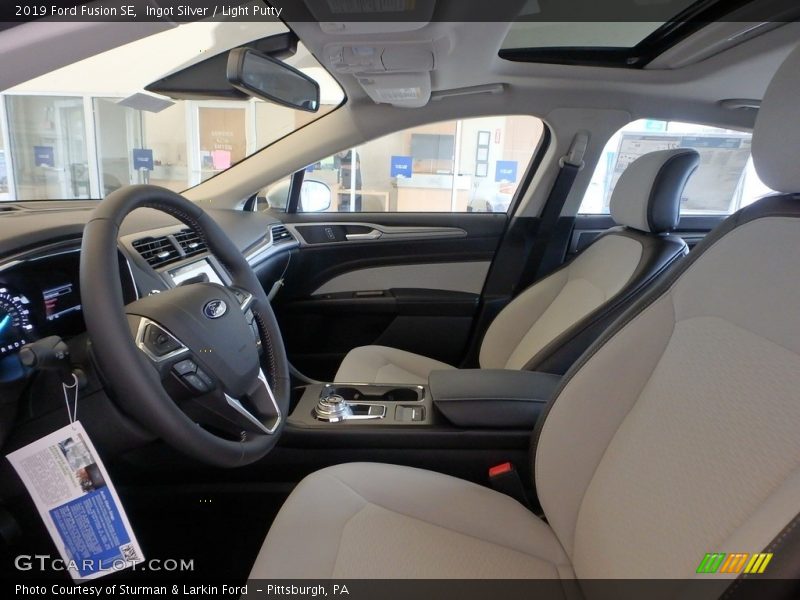 Ingot Silver / Light Putty 2019 Ford Fusion SE
