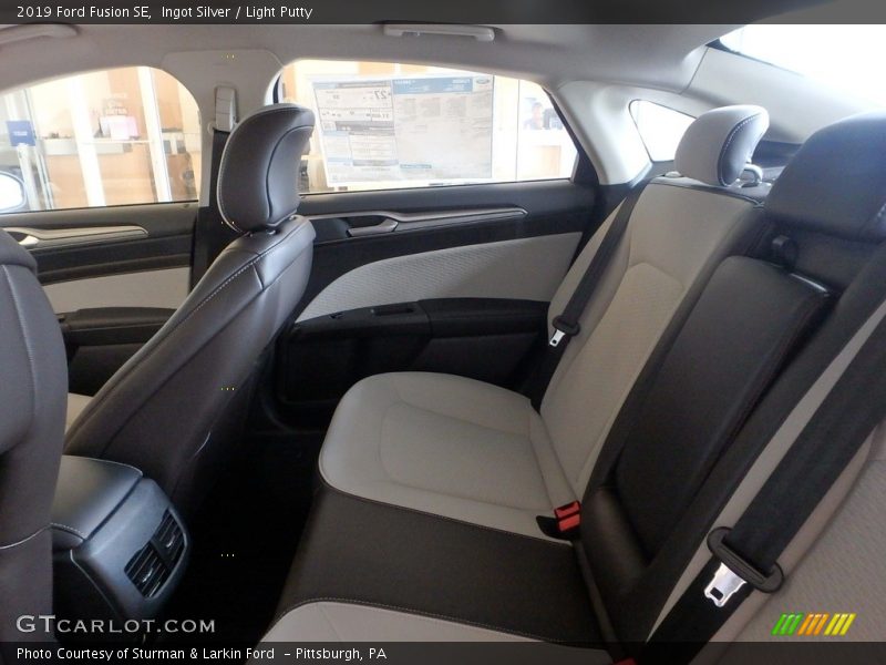 Ingot Silver / Light Putty 2019 Ford Fusion SE