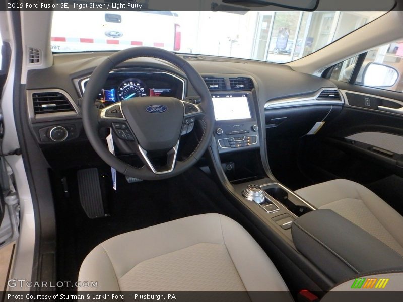 Ingot Silver / Light Putty 2019 Ford Fusion SE