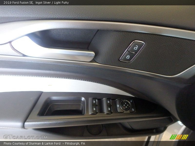 Ingot Silver / Light Putty 2019 Ford Fusion SE