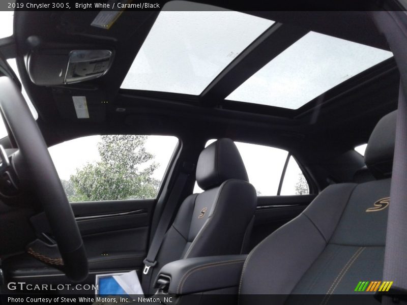 Bright White / Caramel/Black 2019 Chrysler 300 S