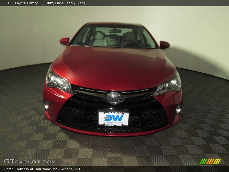 Ruby Flare Pearl / Black 2017 Toyota Camry SE