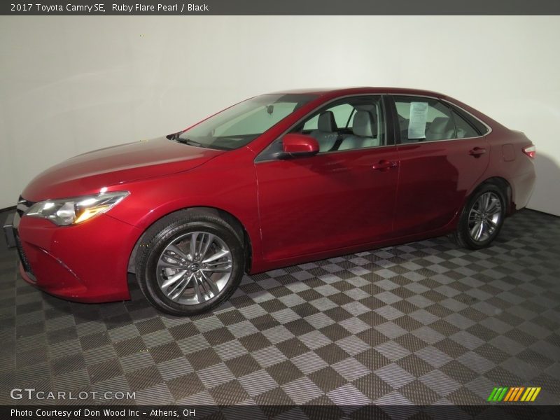 Ruby Flare Pearl / Black 2017 Toyota Camry SE