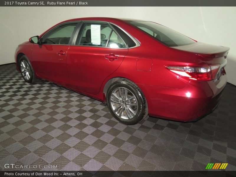 Ruby Flare Pearl / Black 2017 Toyota Camry SE