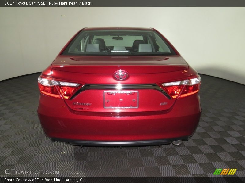 Ruby Flare Pearl / Black 2017 Toyota Camry SE