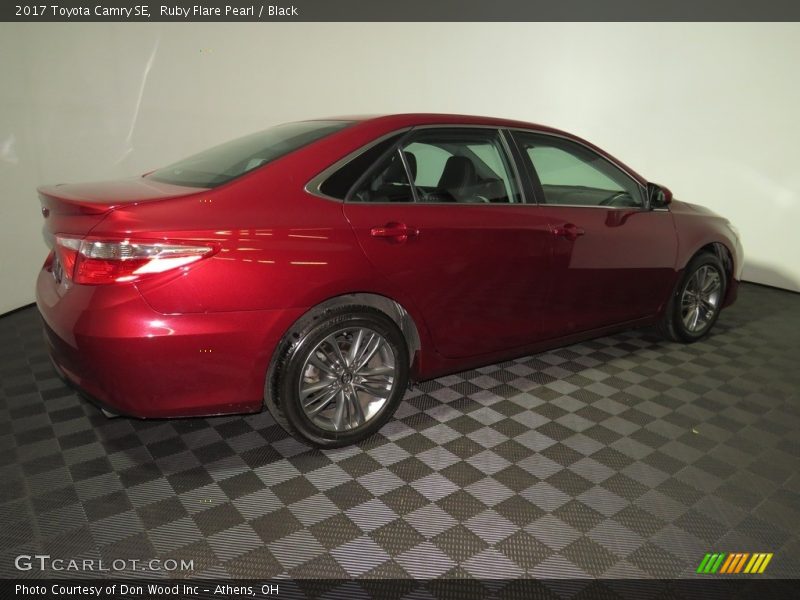 Ruby Flare Pearl / Black 2017 Toyota Camry SE