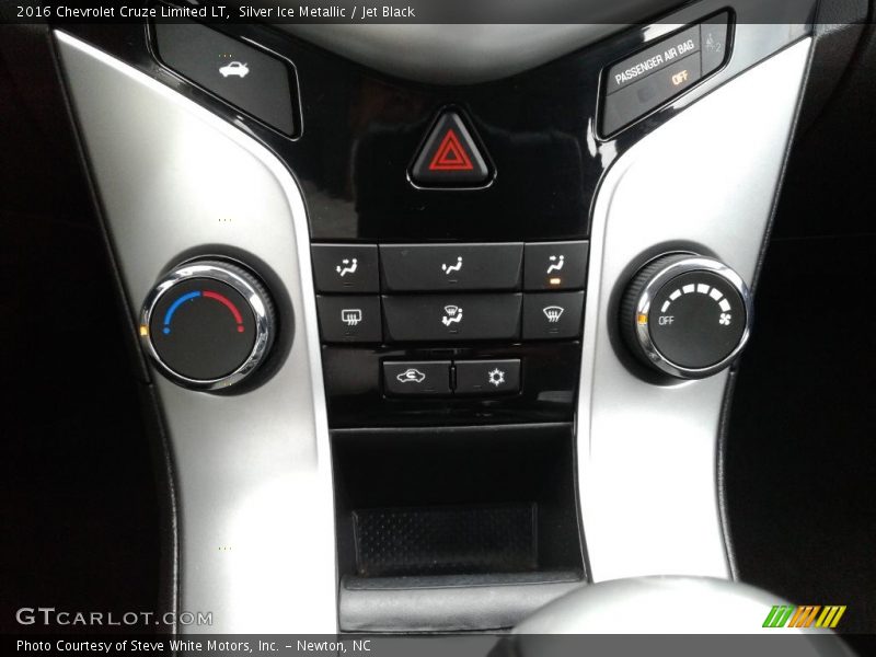 Silver Ice Metallic / Jet Black 2016 Chevrolet Cruze Limited LT