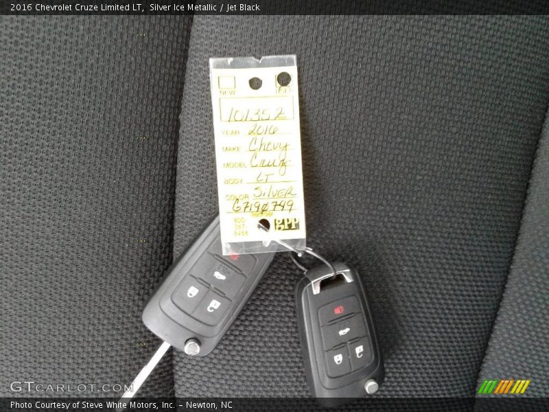 Silver Ice Metallic / Jet Black 2016 Chevrolet Cruze Limited LT