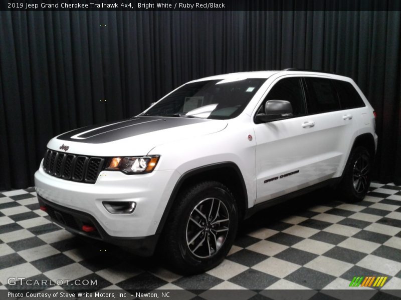 Front 3/4 View of 2019 Grand Cherokee Trailhawk 4x4