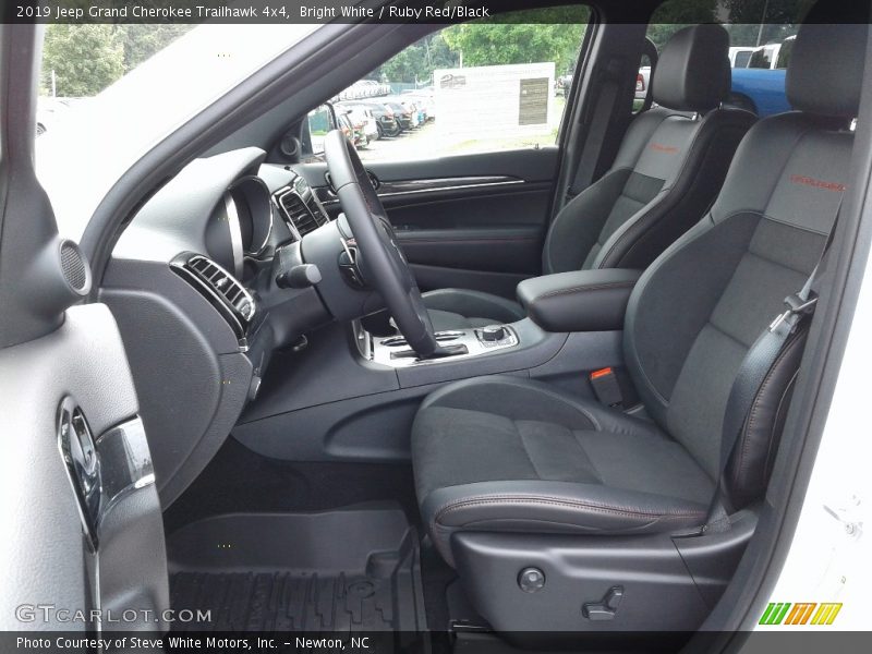 Front Seat of 2019 Grand Cherokee Trailhawk 4x4