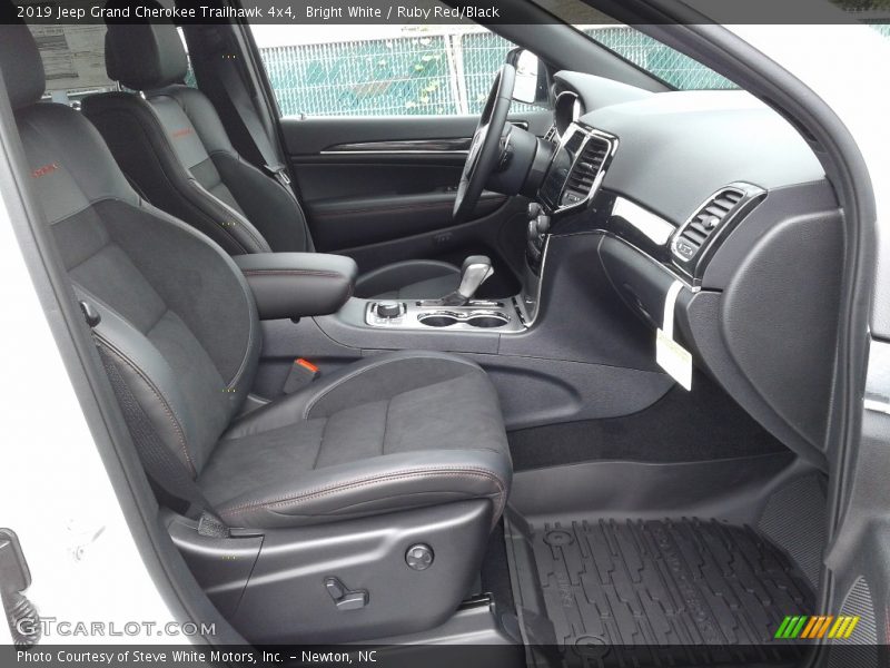 Front Seat of 2019 Grand Cherokee Trailhawk 4x4