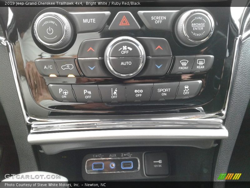 Controls of 2019 Grand Cherokee Trailhawk 4x4